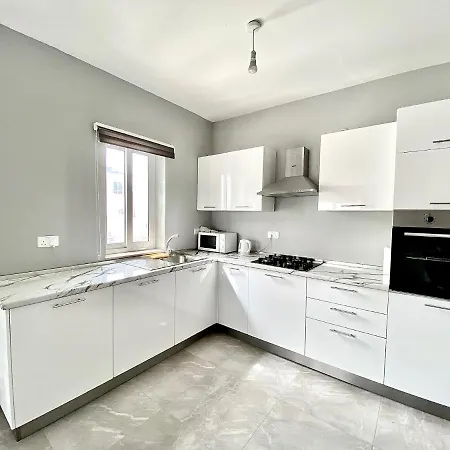 New Breeze Apartman *